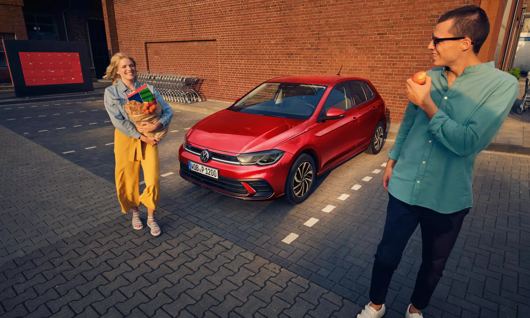 VW Polo Frontansicht mit Menschen
