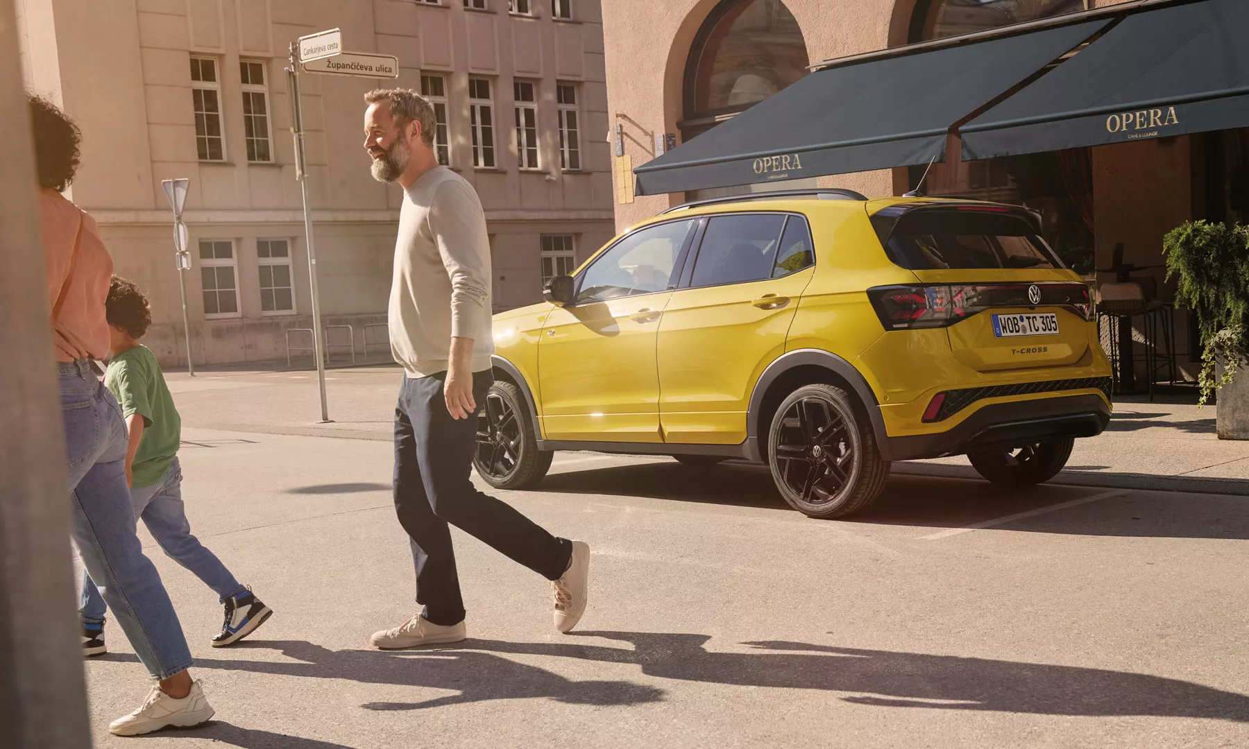 VW T-Cross Seite und Heck mit Menschen