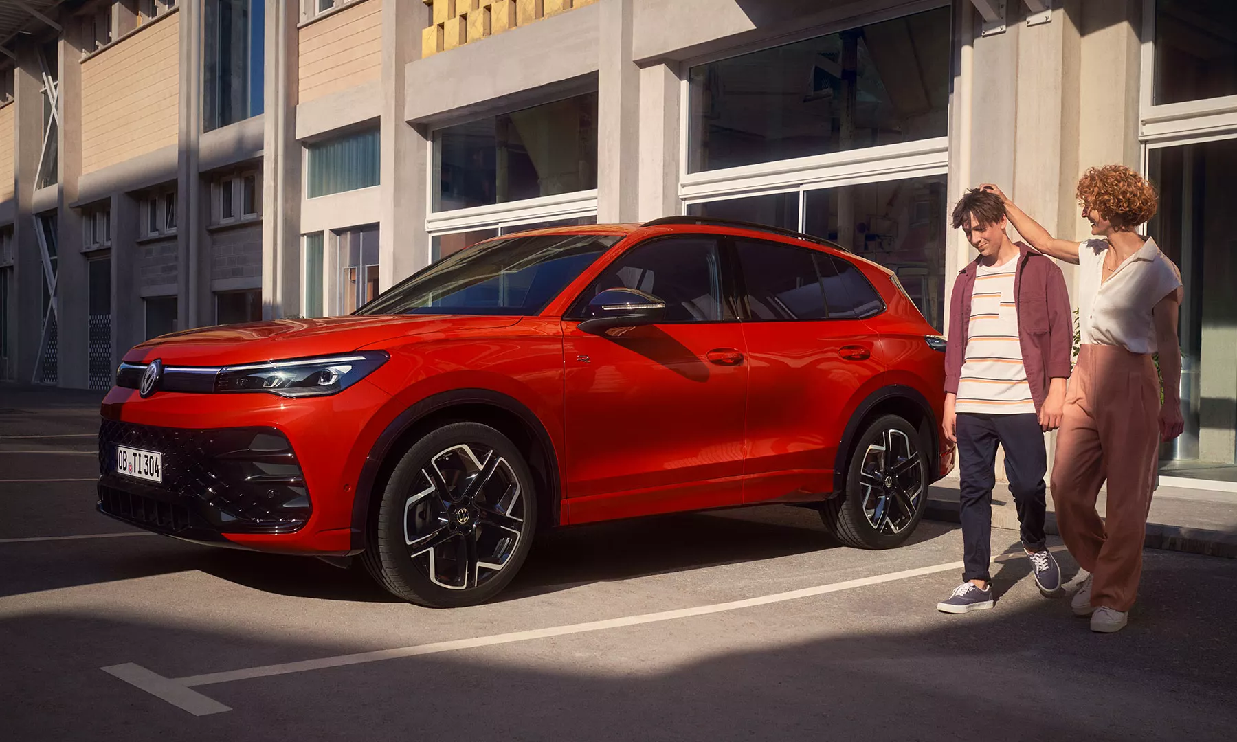 VW Tiguan Seitenansicht mit Menschen