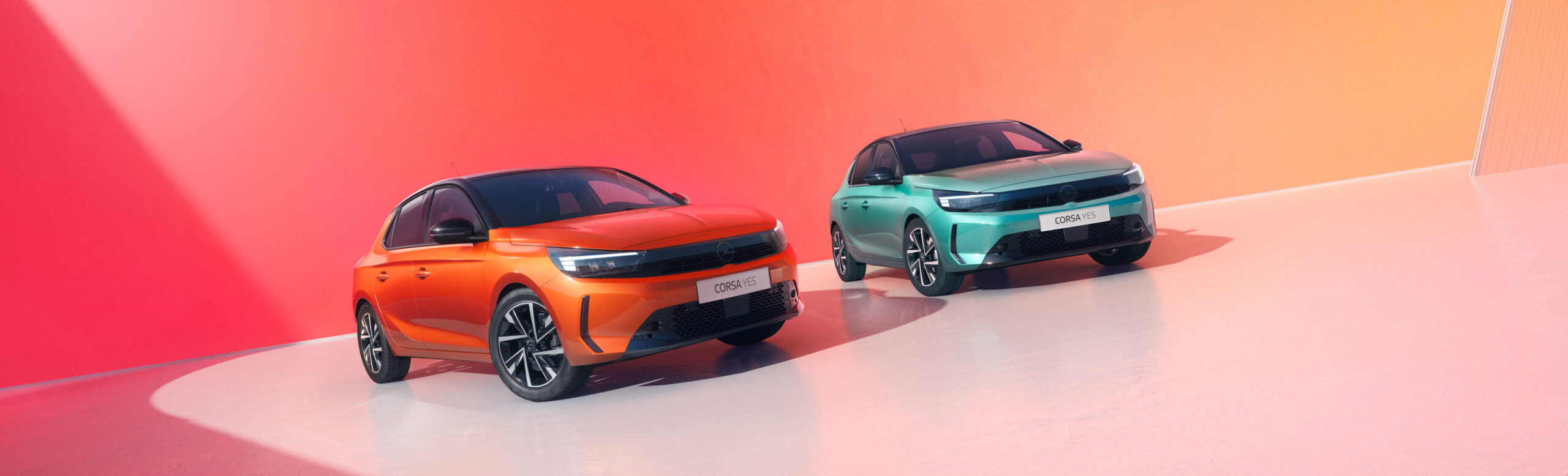 Opel Corsa YES Sondermodell mit beiden Fahrzeugen in exklusiven Farben