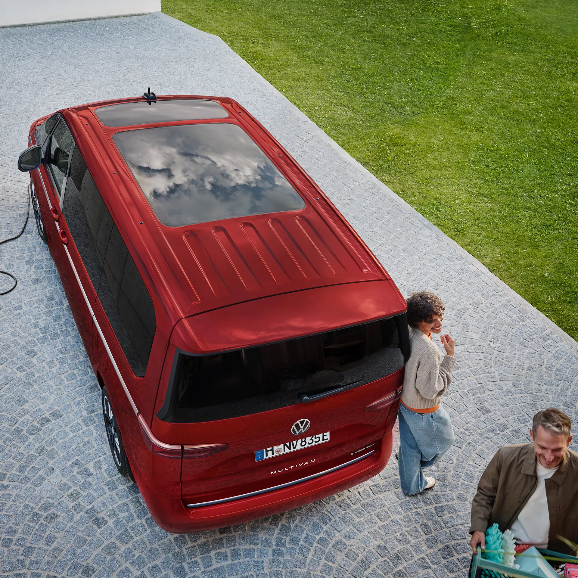 Volkswagen eHybrid beim Laden mit Menschen