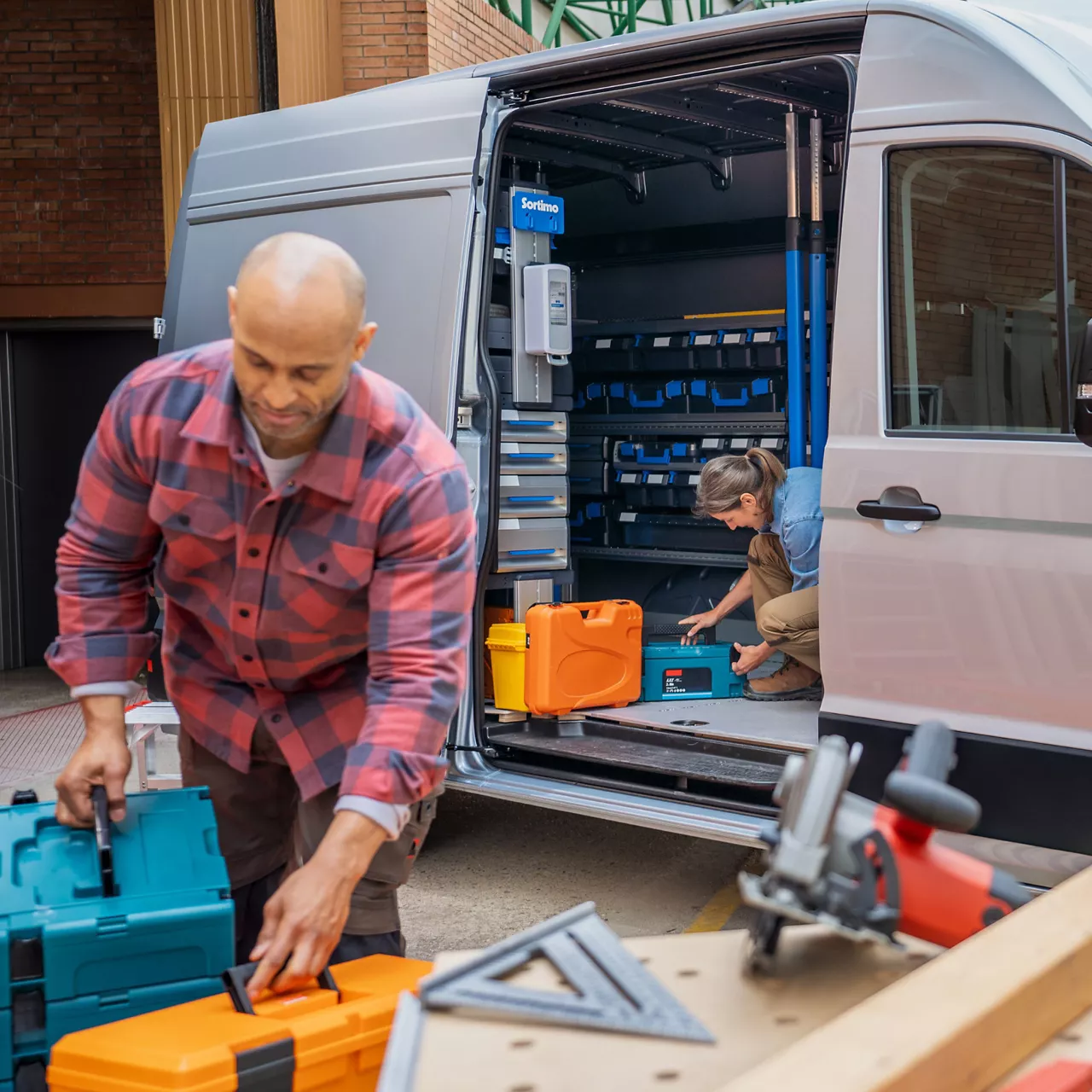 Volkswagen Crafter Kastenwagen mit geöffneter Seitentür