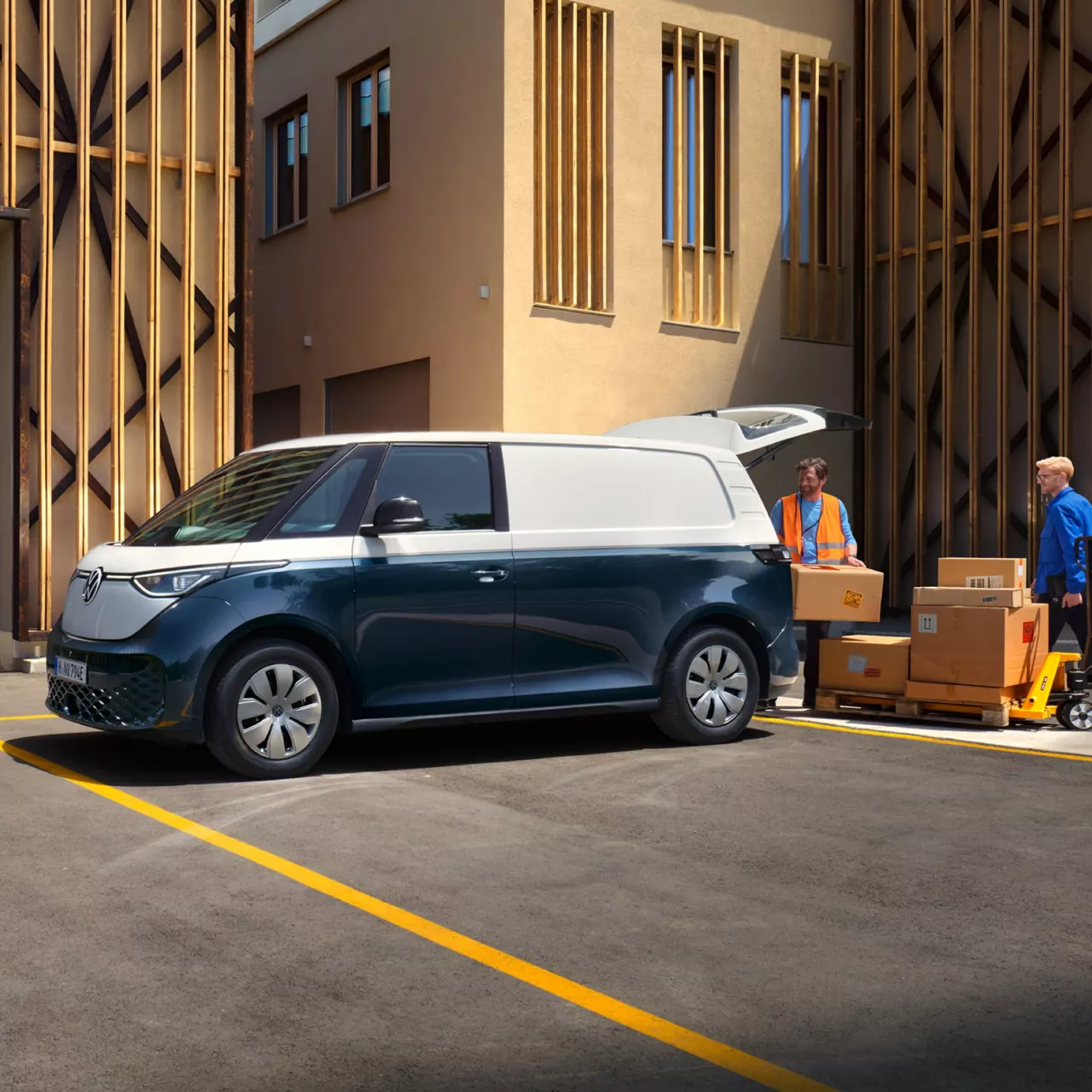 Volkswagen ID. Buzz Cargo beim Beladen