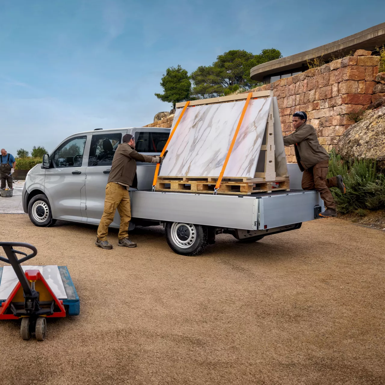 Beladener Volkswagen Transporter Pritschenwagen