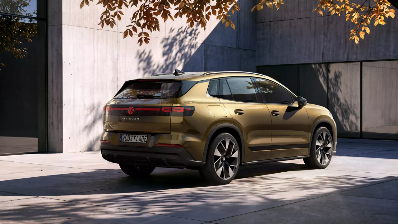 Volkswagen ID. Tiguan vor einem modernen Wohnhaus